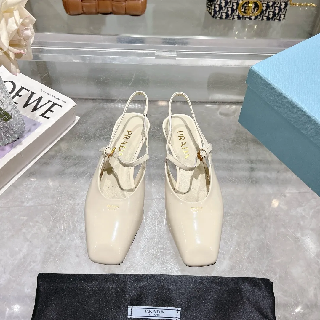 👟👟Ex-factory price 500👟👟 25-year new model launched on the catwalk star's new fashion trend [PRADA] square toe high heel square heel thick heel sandal back empty single shoe. ✨✨The upper is made of imported cow patent leather, the open edge beads and the inner pads are made of imported sheepskin, and the Italian injection molded leather outsole. ⚠️3 heel heights: flat, 5.5cm, 8.3cm. 🐎size: 35-40 (41 can be customized, non-refundable)